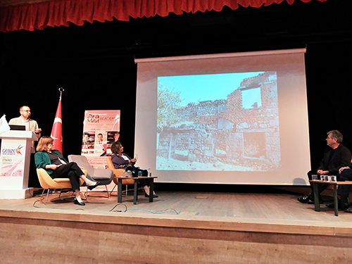 8. Dr. Ali Derya Dostoğlu sunumunu yaparken